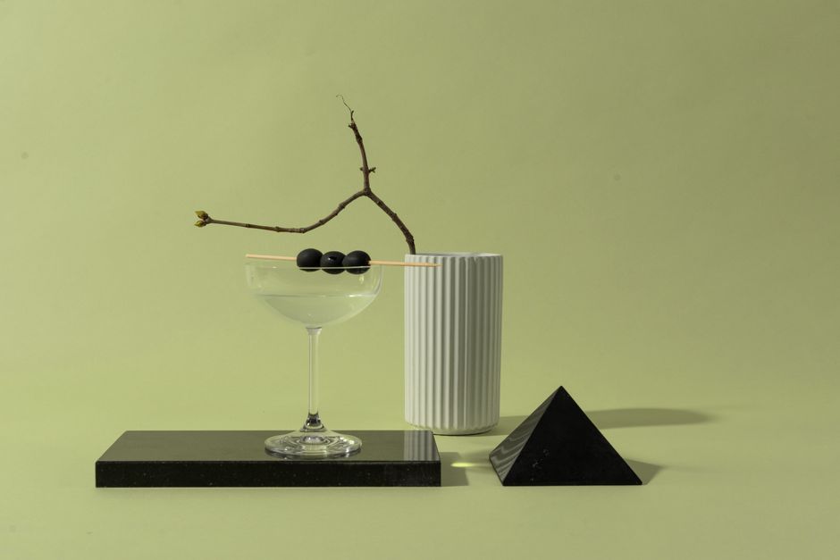 Dry Martini servido en barra