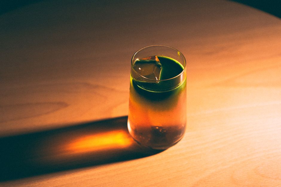 Negroni servido en barra