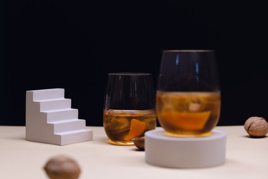 Negroni servido en vaso bajo con piel de naranja